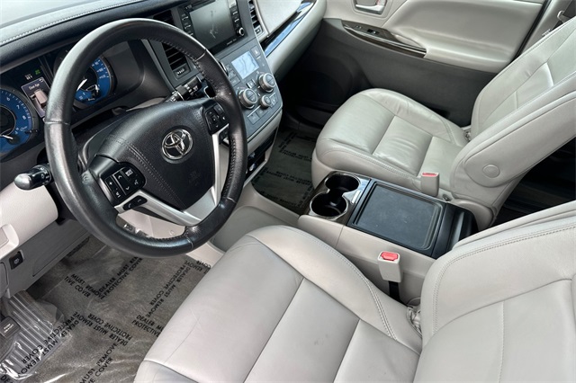 2018 Toyota Sienna XLE photo 10