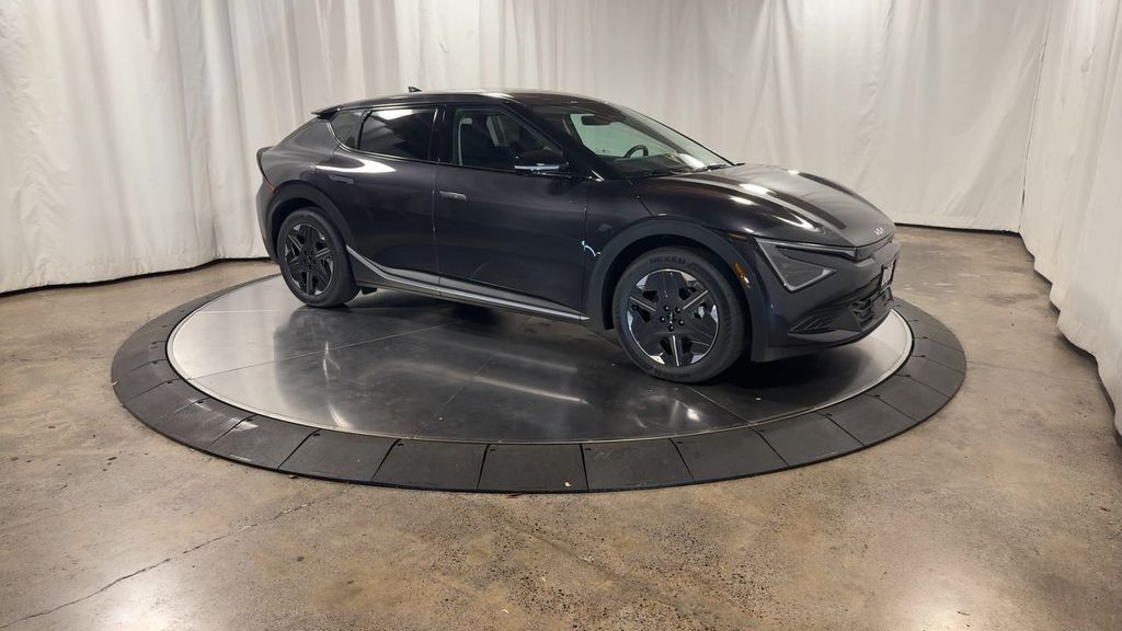 2025 Kia EV6 Light photo 2