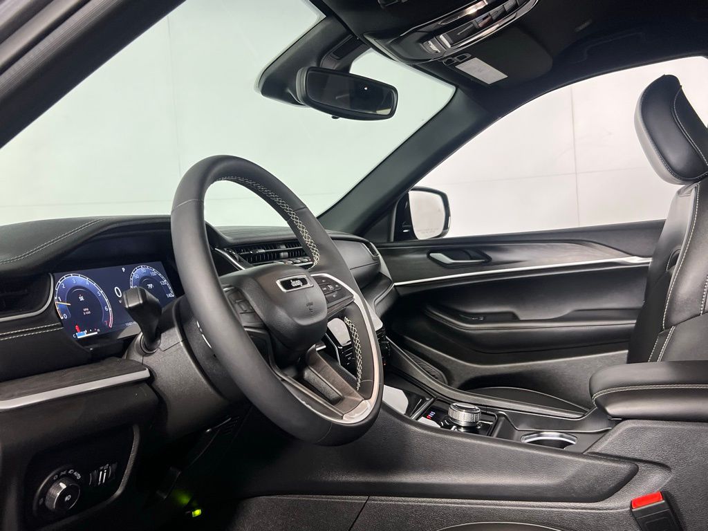 2024 Jeep Grand Cherokee Limited photo 17