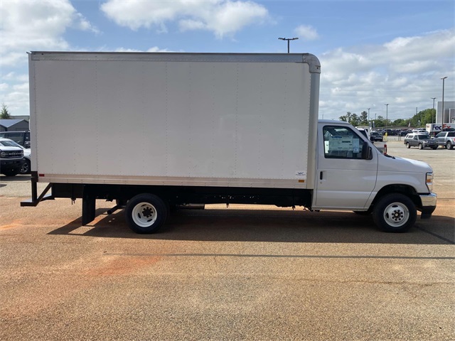 2025 Ford E-450 photo 2