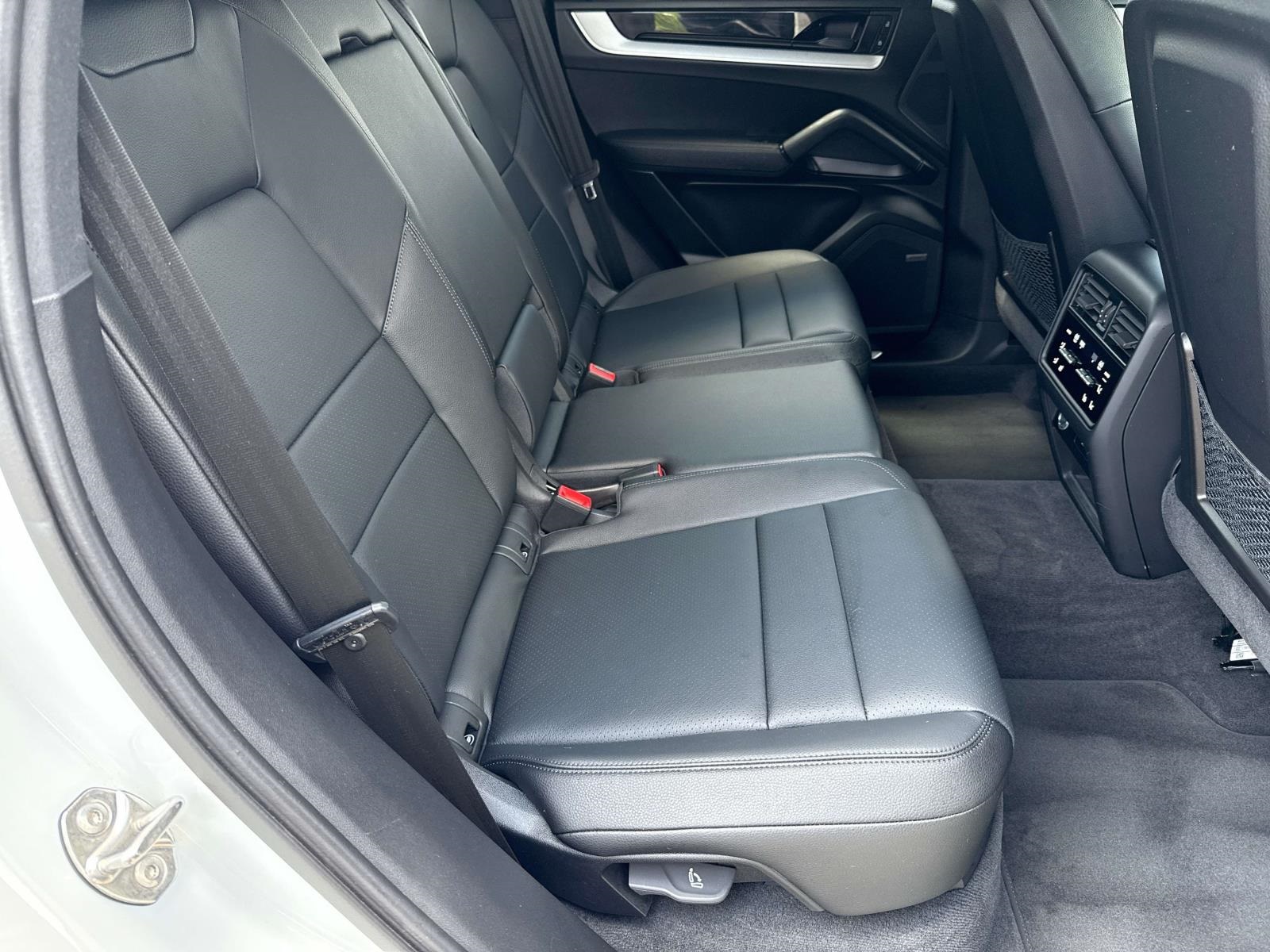 2024 Porsche Cayenne Base photo 10