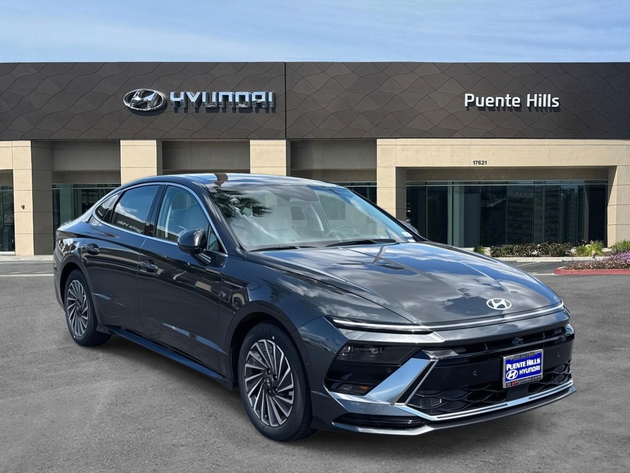 2025 Hyundai Sonata Hybrid Limited photo 2