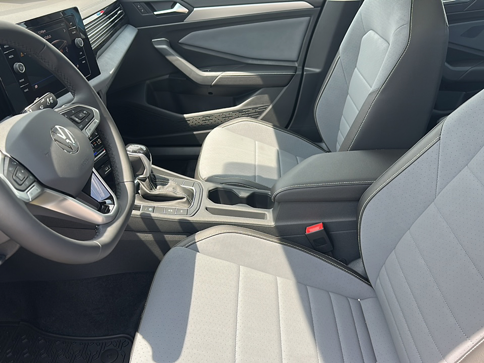 2025 Volkswagen Jetta 1.5T SE photo 3