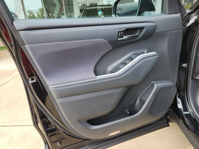 2022 Toyota Highlander Hybrid LE photo 8
