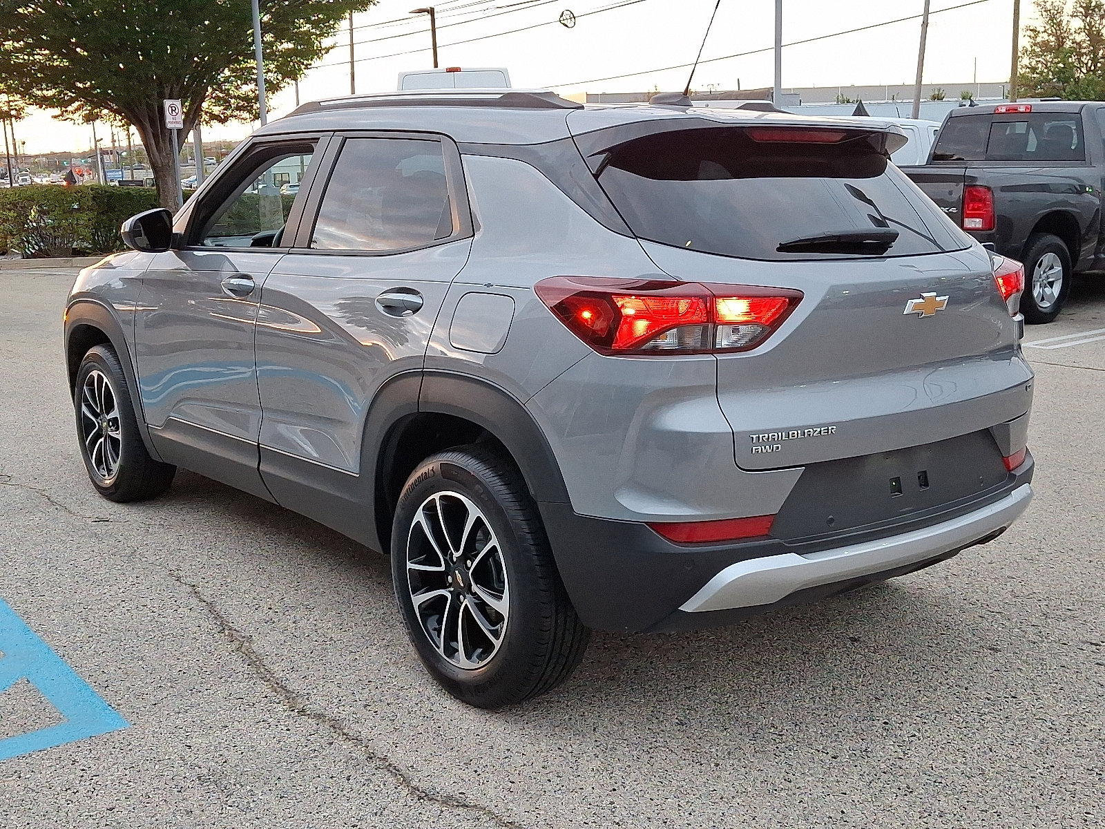 2024 Chevrolet Trailblazer LT photo 2