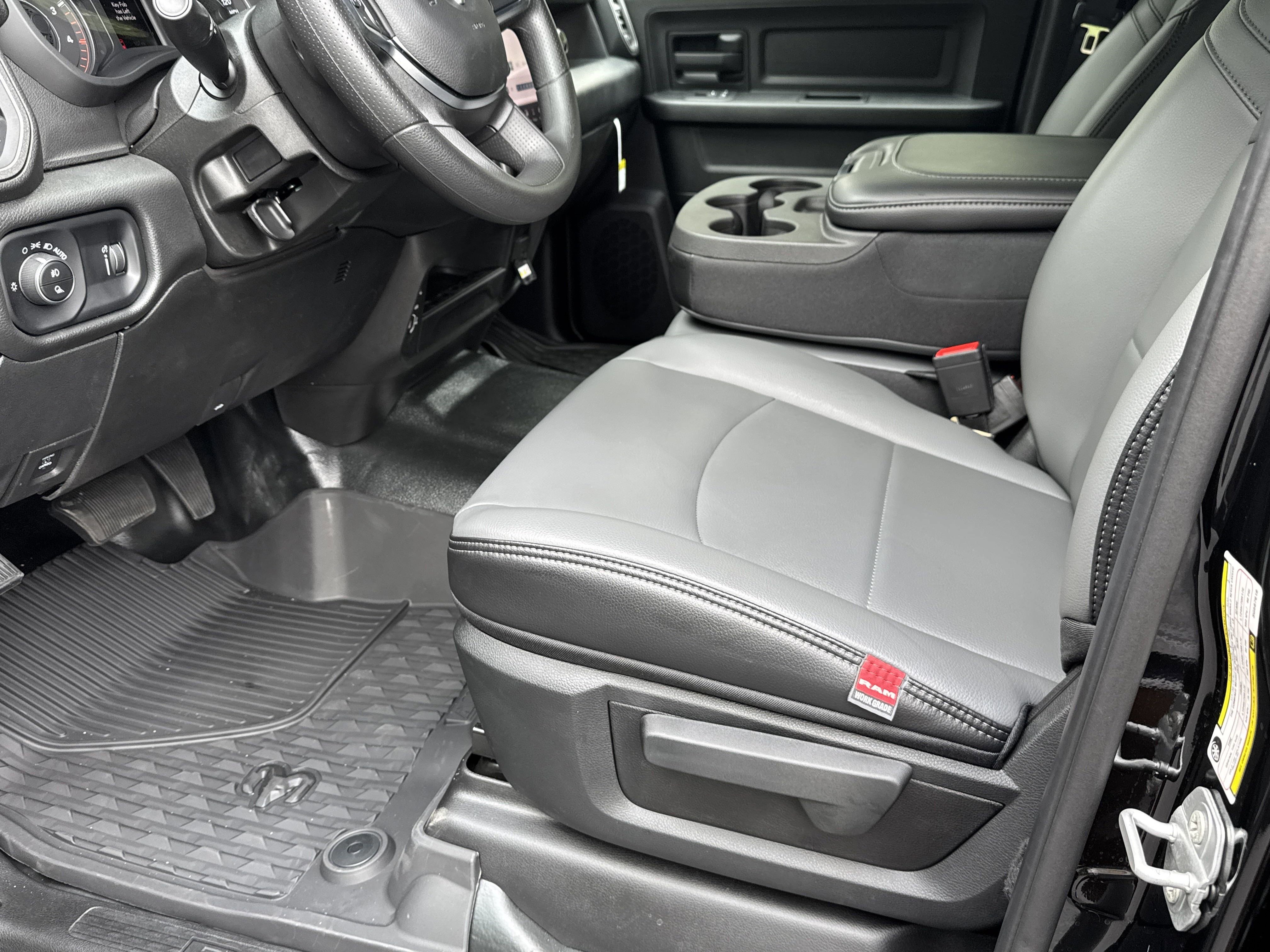 2025 Ram 2500 Tradesman photo 3