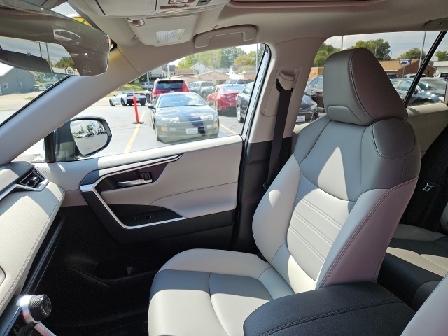 2024 Toyota RAV4 XLE Premium photo 29