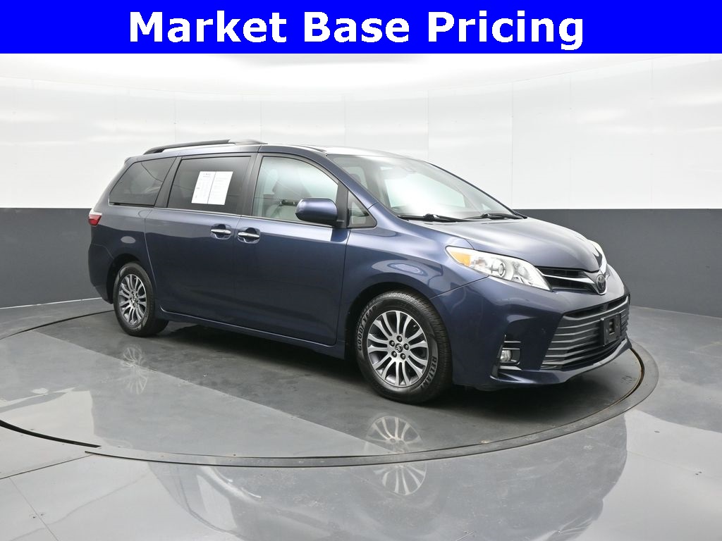 2018 Toyota Sienna XLE's photo