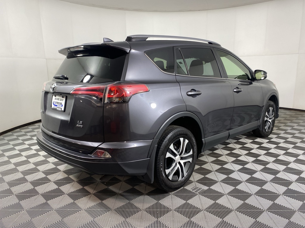 2018 Toyota RAV4 LE photo 9