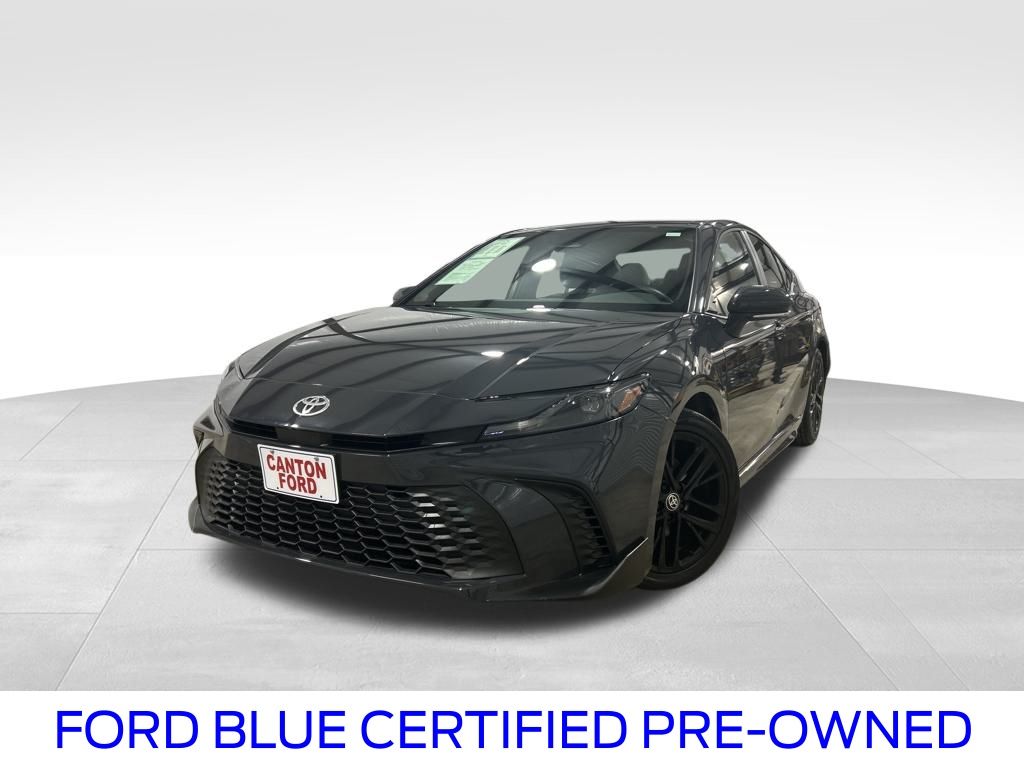 2025 Toyota Camry SE's photo