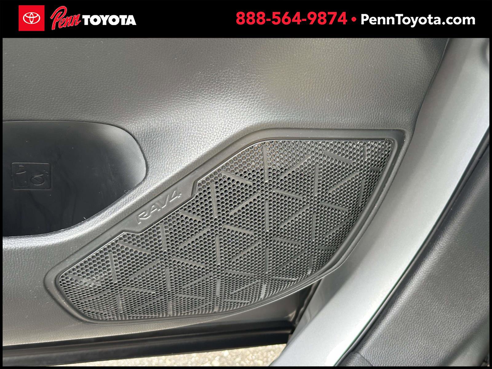 2022 Toyota RAV4 LE photo 8