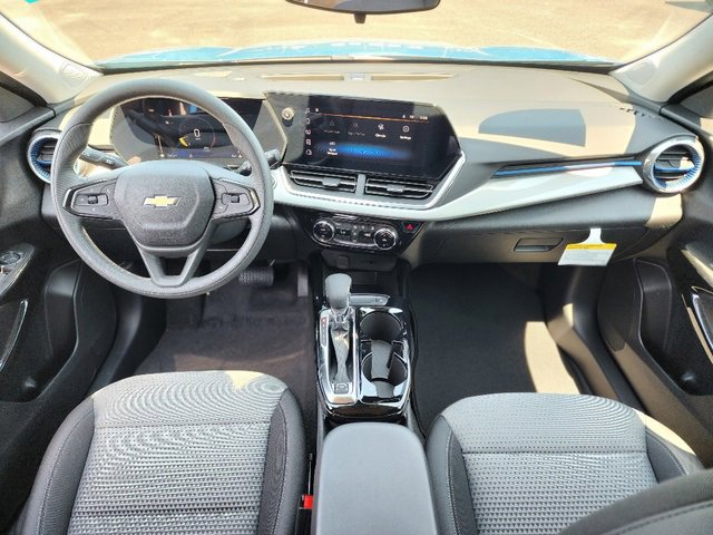 2025 Chevrolet Trax LT photo 2