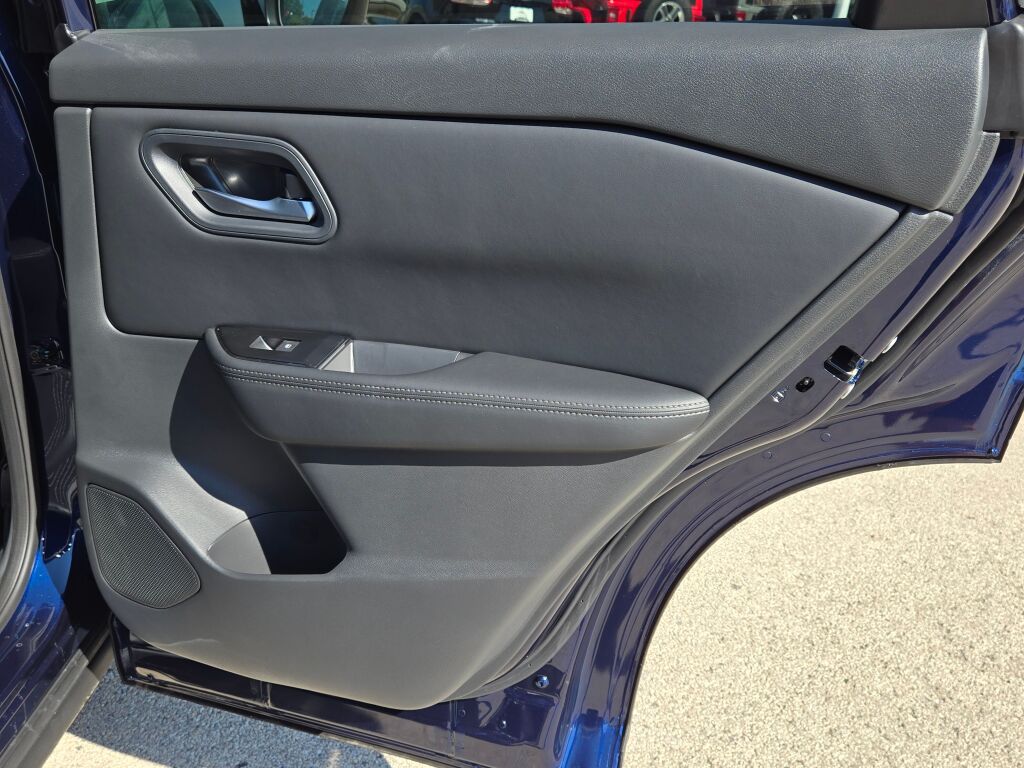 2026 Nissan Rogue SV photo 8