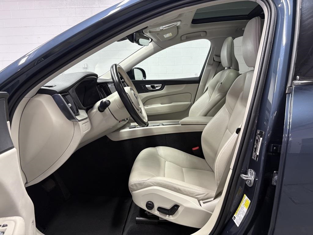 2024 Volvo XC60 B5 Plus photo 11