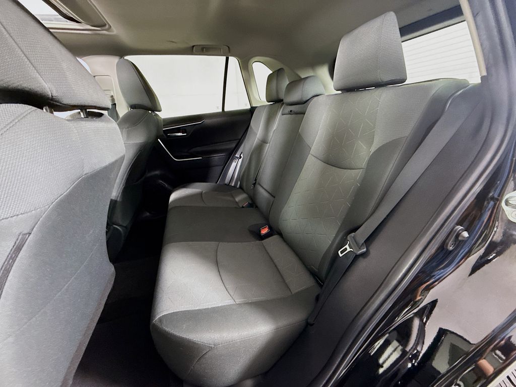 2022 Toyota RAV4 XLE photo 24