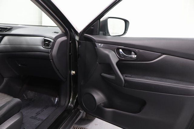2019 Nissan Rogue SV photo 13