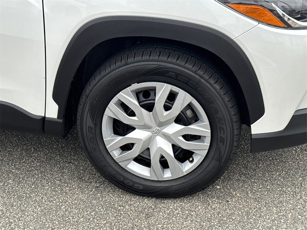 2022 Toyota Corolla Cross L photo 11
