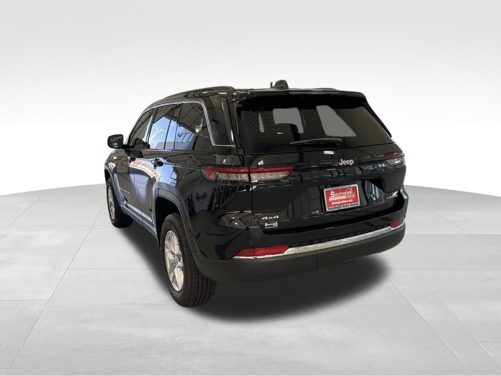 2025 Jeep Grand Cherokee Laredo photo 5