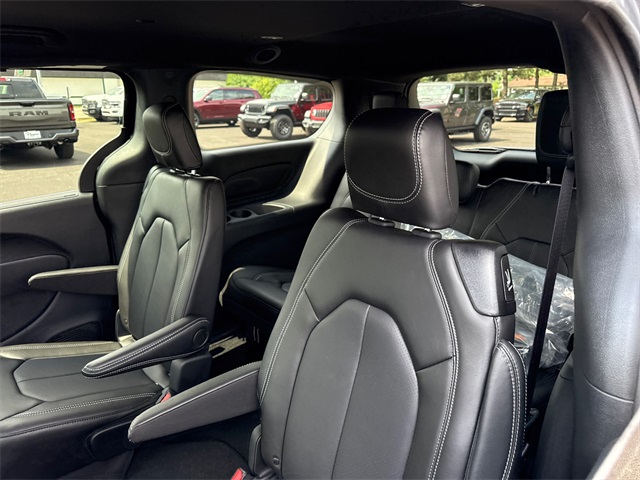 2025 Chrysler Pacifica photo 3