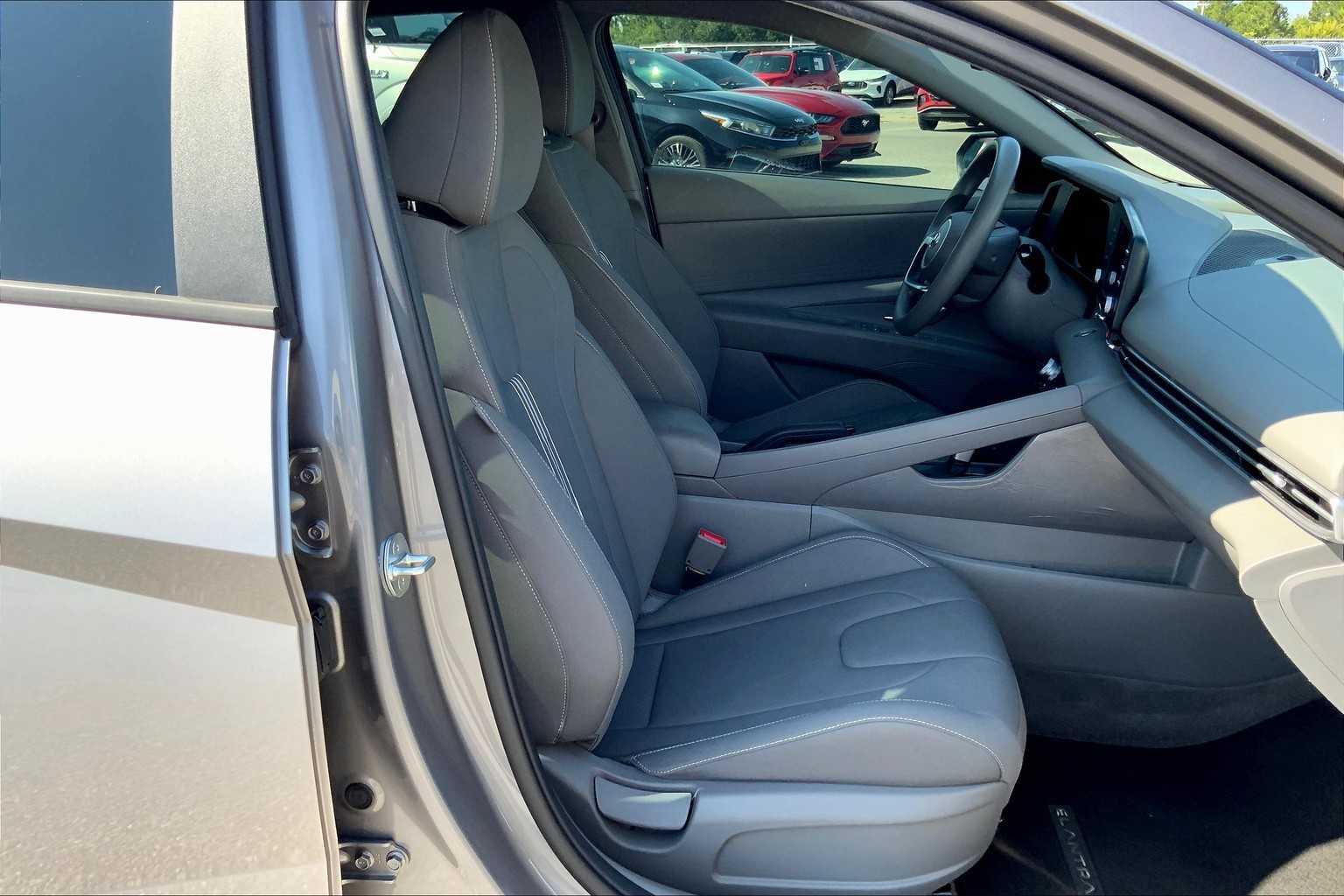 2023 Hyundai Elantra SEL photo 8