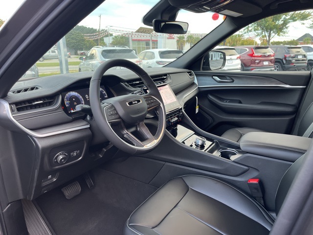 2025 Jeep Grand Cherokee Limited photo 2