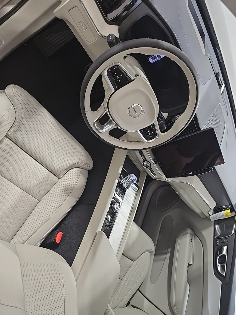 2026 Volvo XC60 B5 photo 4