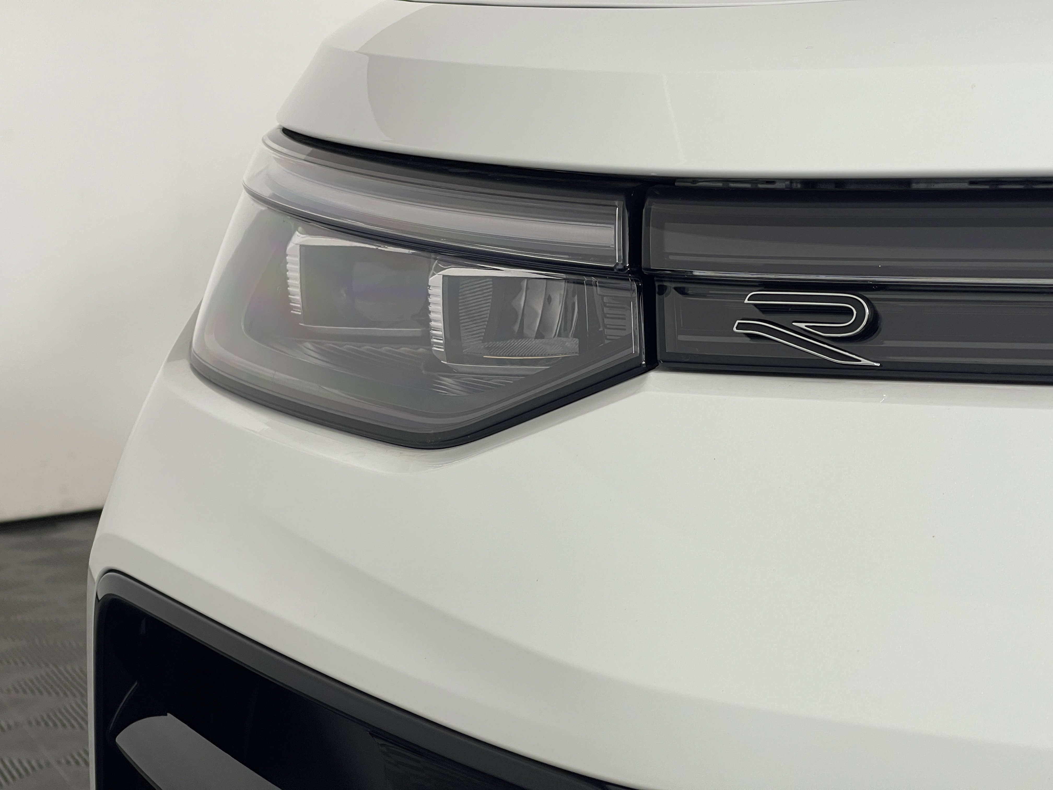 2025 Volkswagen Tiguan SE R-Line Black photo 2