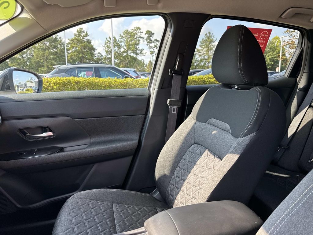 2025 Nissan Kicks SV photo 14