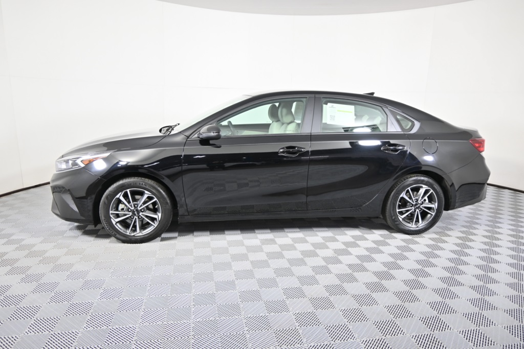 2023 Kia Forte LXS photo 2