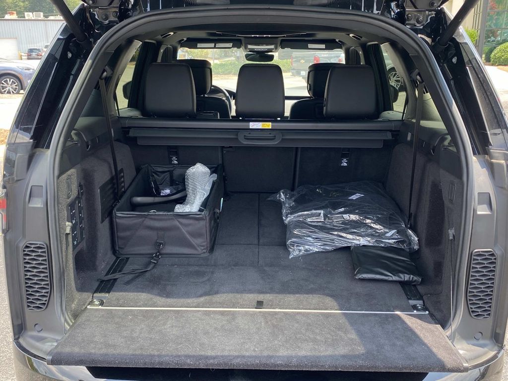 2023 Land Rover Discovery S R-Dynamic photo 7