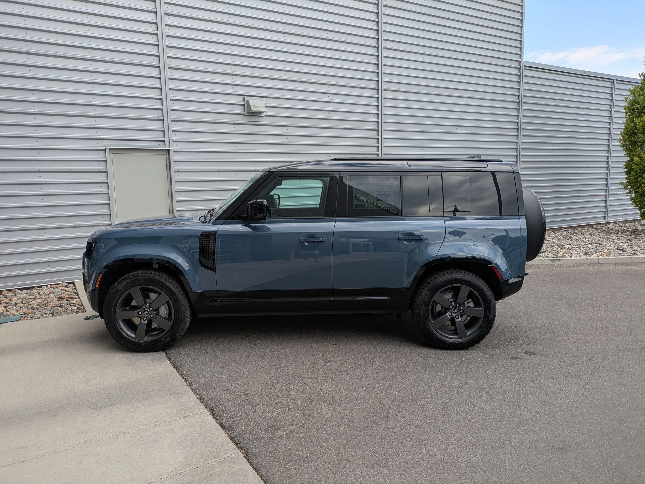 2025 Land Rover Defender 110 X-Dynamic SE photo 2