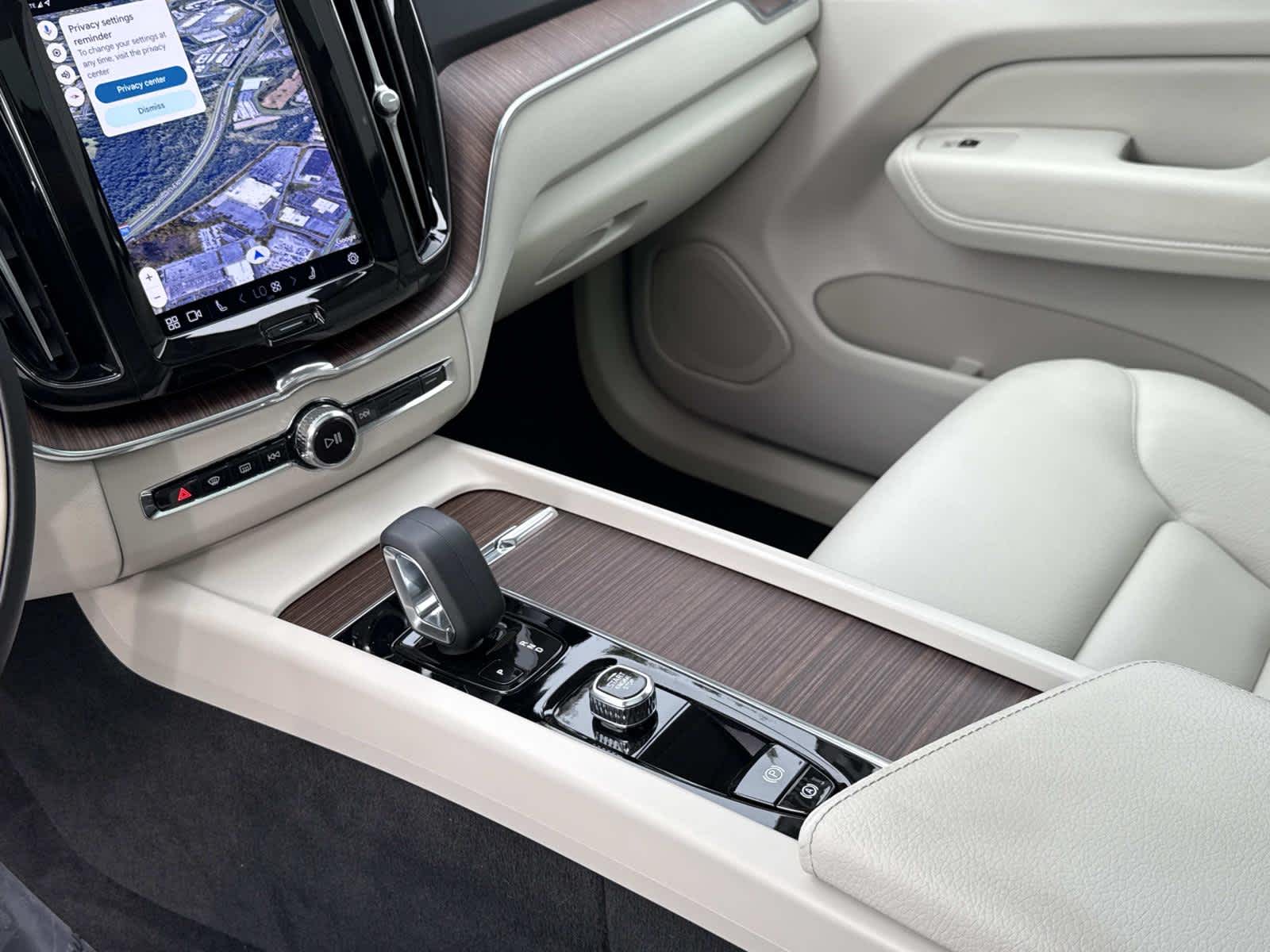 2022 Volvo XC60 Momentum photo 18
