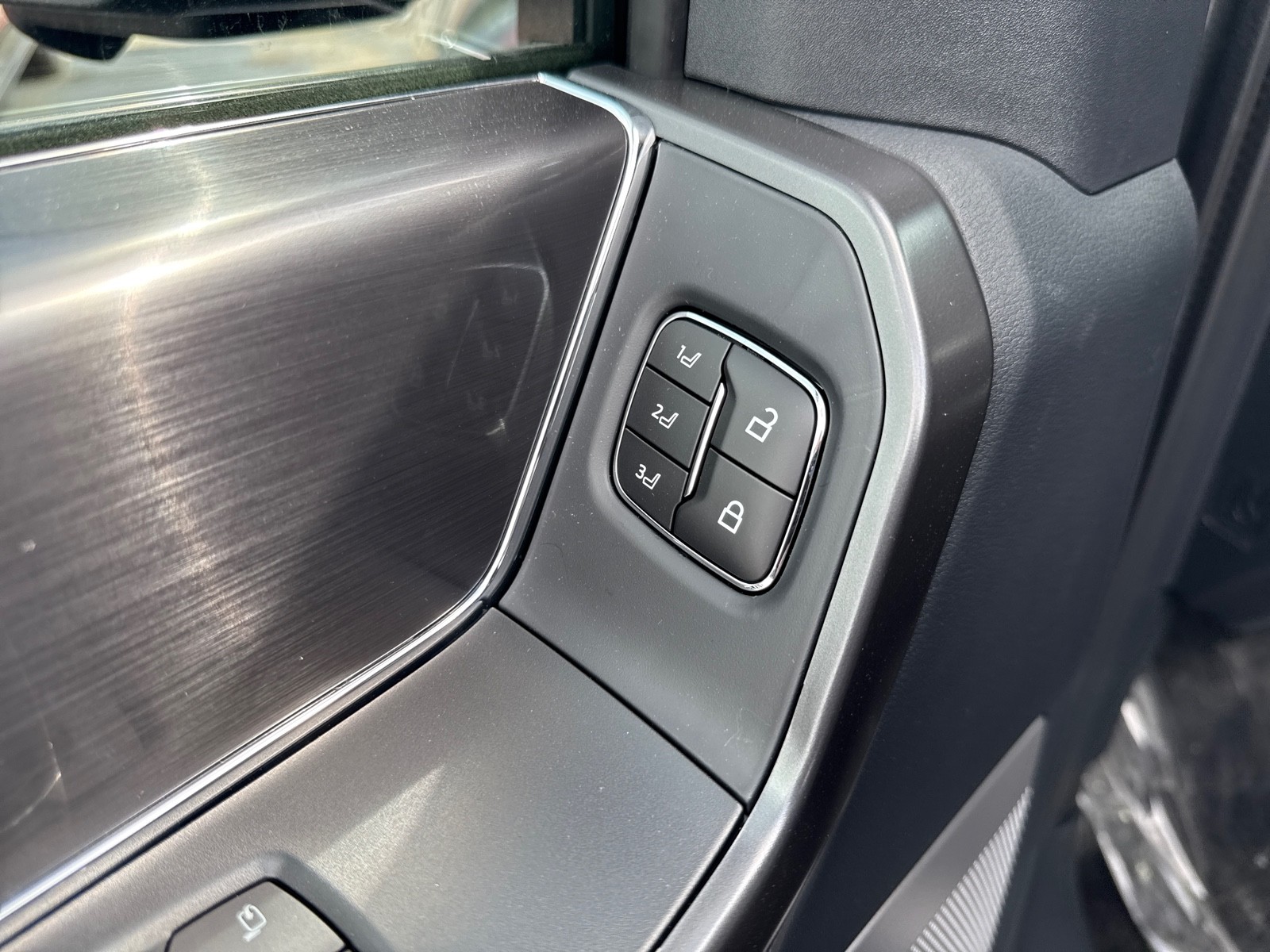 2025 Ford F-150 Lariat photo 13