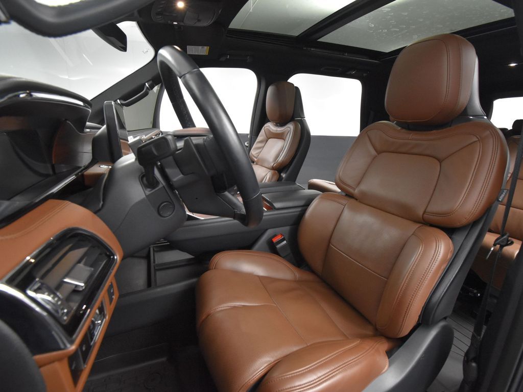 2024 Lincoln Navigator Reserve Luxury Monochromatic photo 17