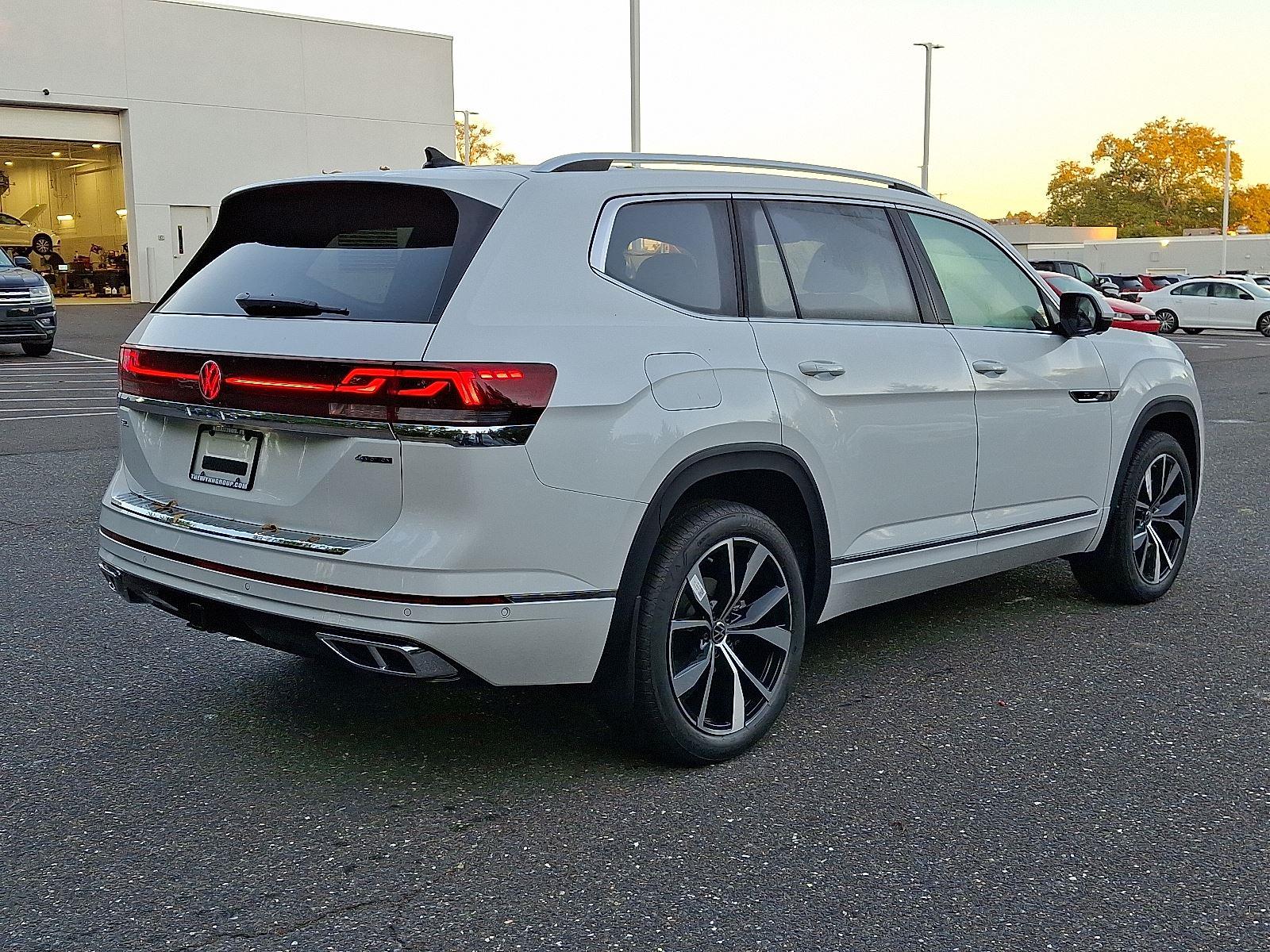 2026 Volkswagen Atlas SEL Premium R-Line photo 2