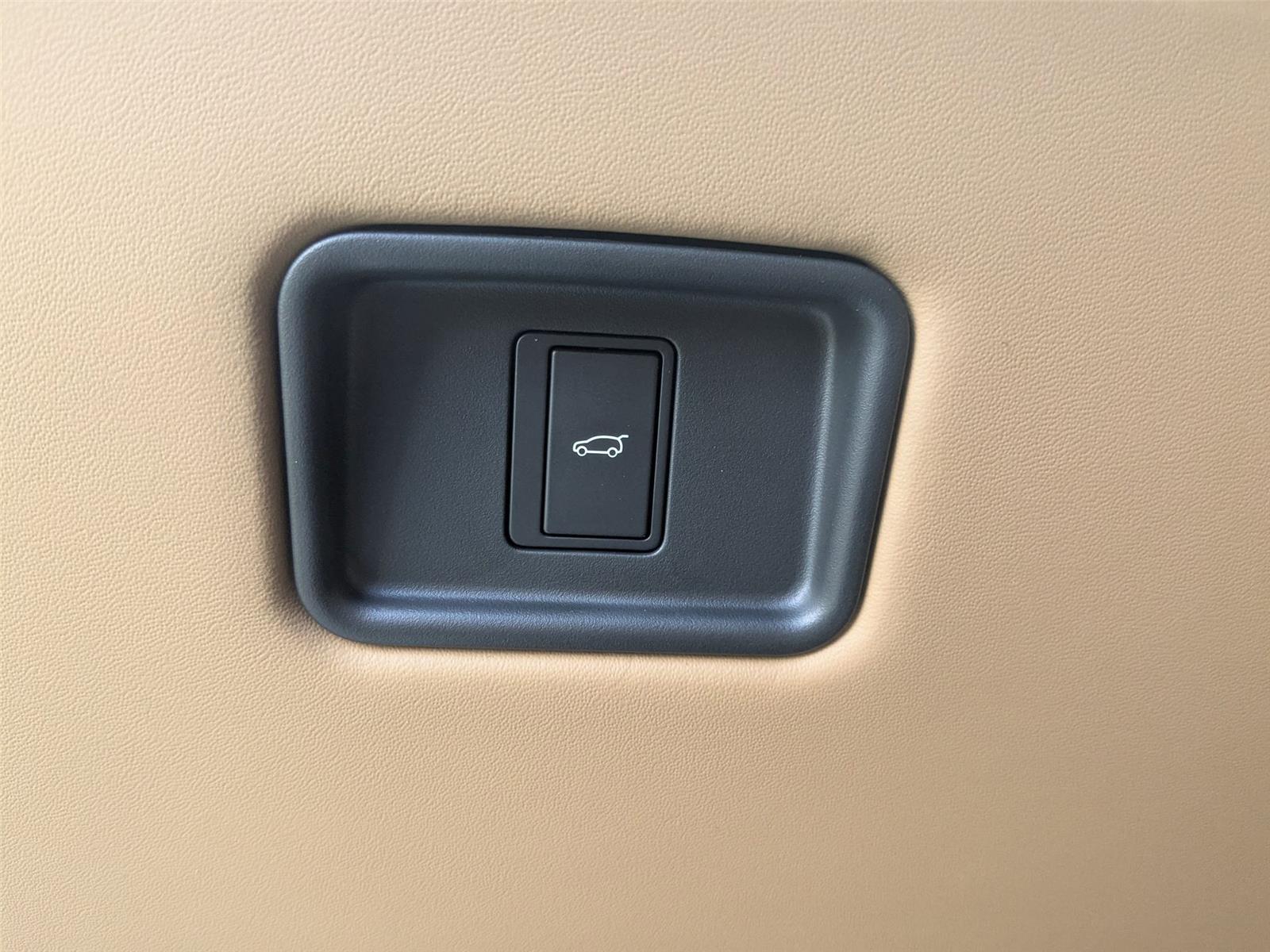 2025 Land Rover Range Rover SE photo 13