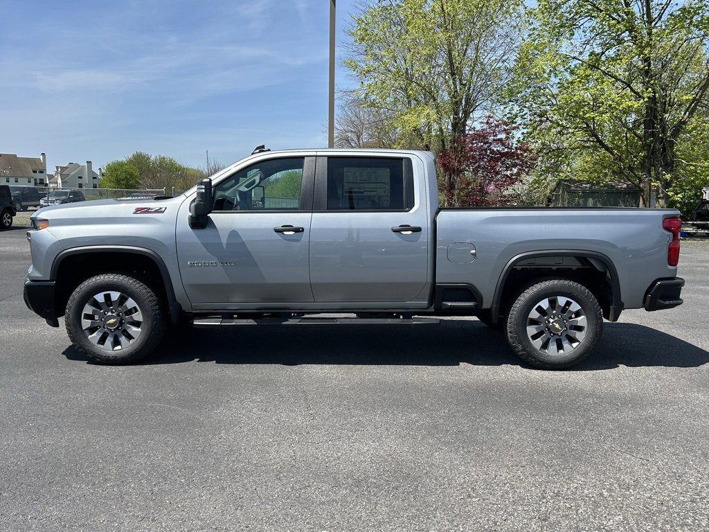 2025 Chevrolet Silverado 2500HD Custom photo 3