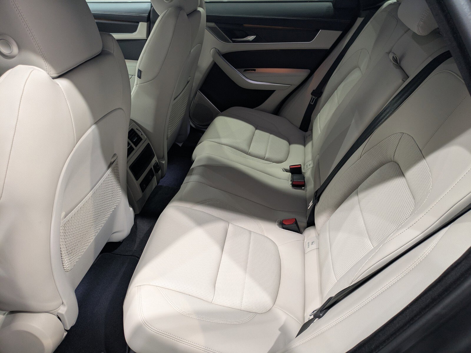 2026 Jaguar F-PACE R-Dynamic S P250 photo 9