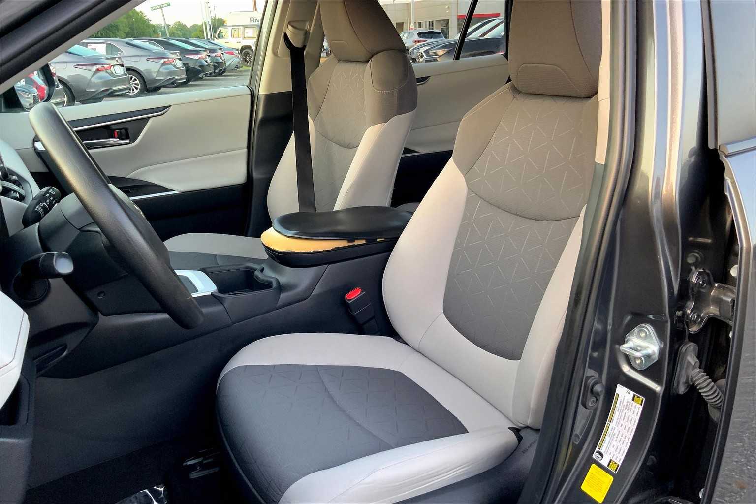 2023 Toyota RAV4 XLE photo 4