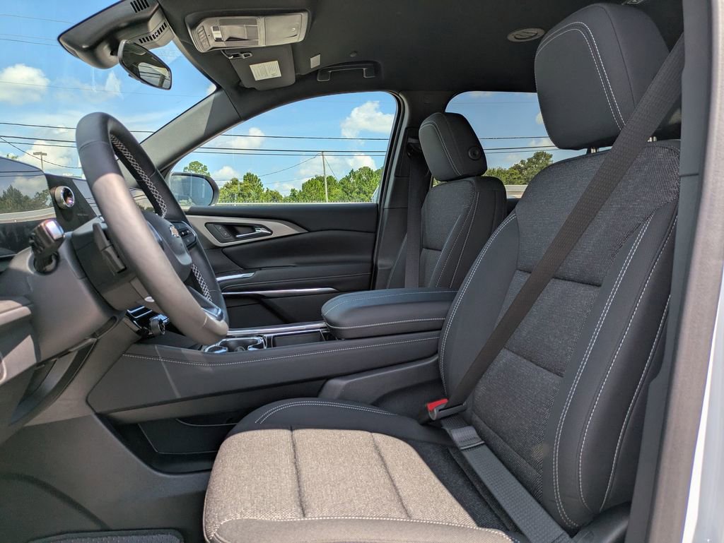 2025 Chevrolet Traverse photo 12