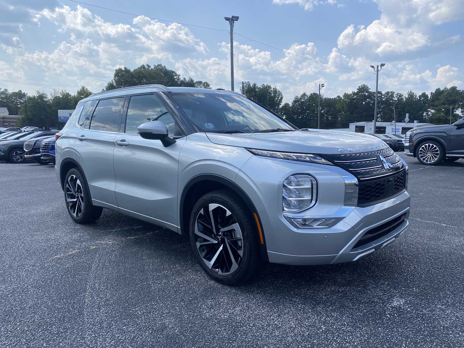 2024 Mitsubishi Outlander SEL's photo