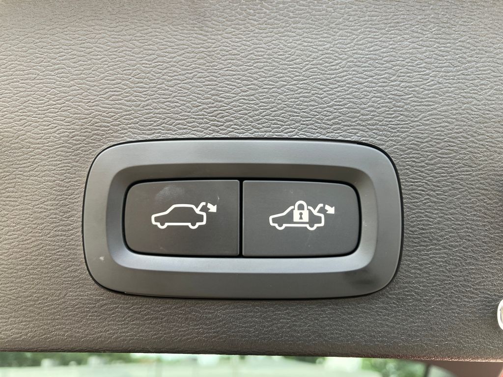 2021 Volvo XC40 R-Design photo 26