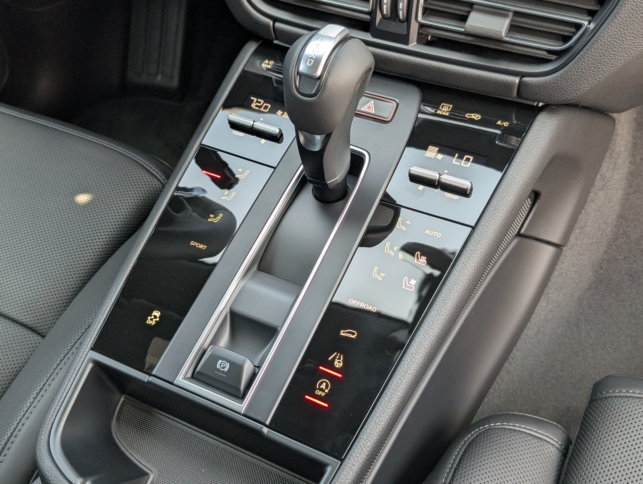2025 Porsche Macan T photo 14