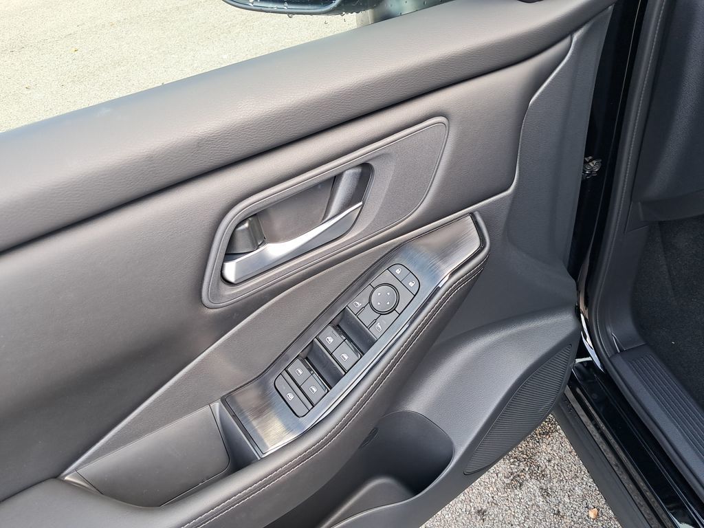 2026 Nissan Rogue SV photo 10