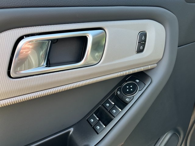 2025 Ford Explorer photo 22