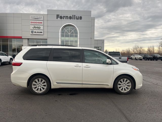 2017 Toyota Sienna Limited Premium photo 4