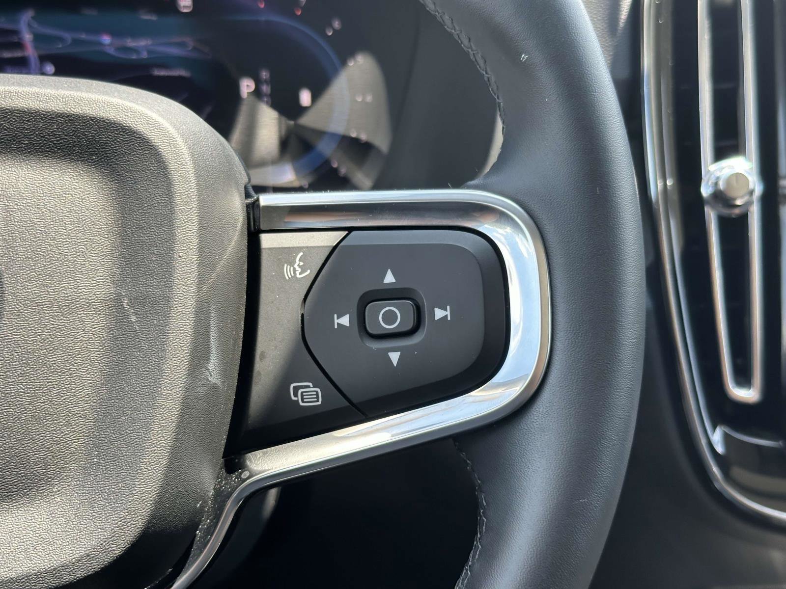 2025 Volvo XC40 Plus photo 9