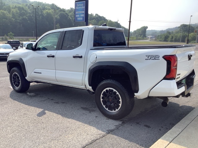 2024 Toyota Tacoma TRD Off-Road photo 3