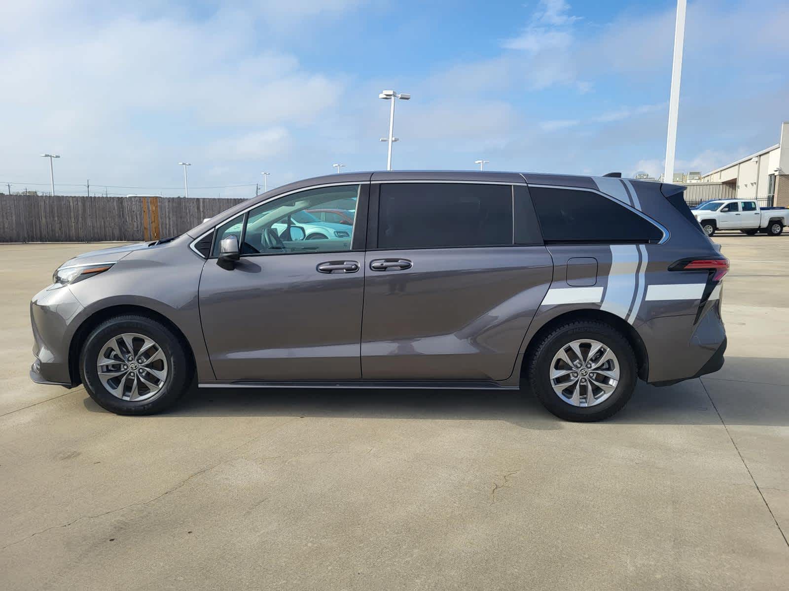 2022 Toyota Sienna LE's photo