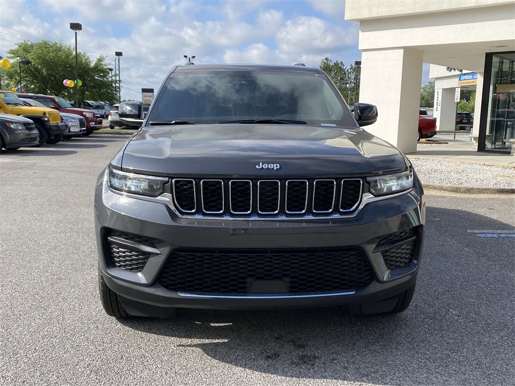 2025 Jeep Grand Cherokee Laredo X photo 3